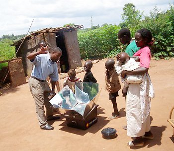 Mutebi demonstrating the solar oven in northern Uganda. Mutebi demonstrating the solar oven in northern Uganda.