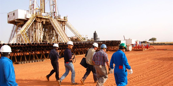 oil and gas workers 600x300